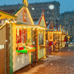 Рождественскую ярмарку на Московской площади украсили персонажи из сказок Александра Сергеевича Пушкина