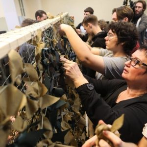 Валерия Соколова и Владимир Шамахов организовали для студентовмастер-класс по плетению маскировочных сетей