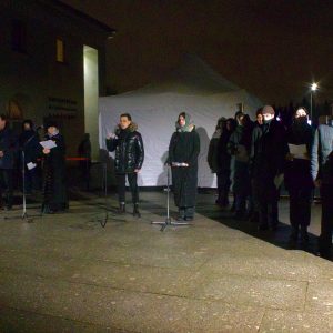 Строки из дневников переживших блокаду ленинградцев прозвучали на Пискаревском мемориальном кладбище Строки из дневников переживших блокаду ленинградцев прозвучали на Пискаревском мемориальном кладбище