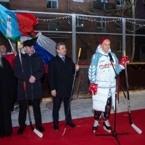 В Кронштадте год семьи открыли семейным хоккейным матчем В Кронштадте год семьи открыли семейным хоккейным матчем