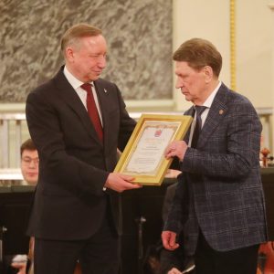 Александр Беглов поздравил с 80-летием Владимира Окрепилова