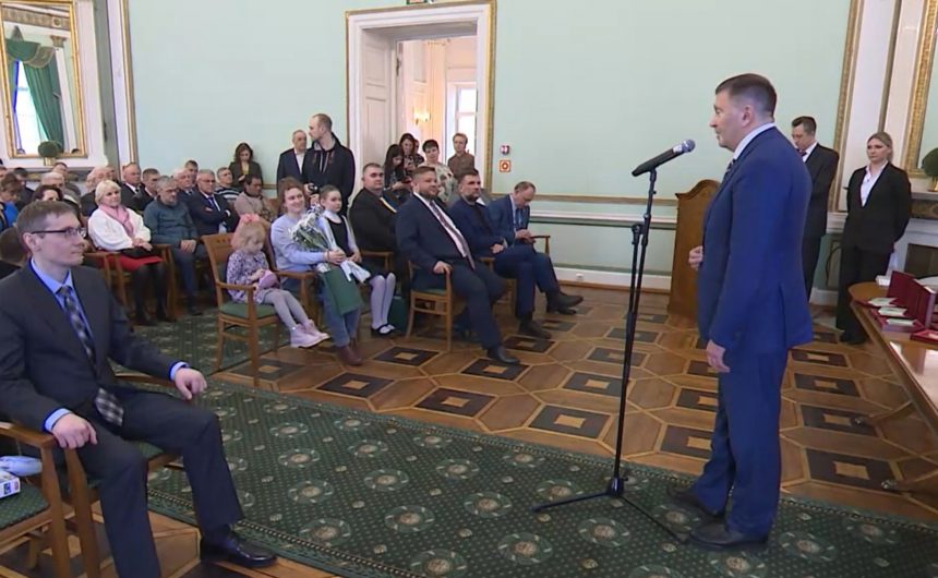 Валерий Солдунов наградил заслуженных работников ЖКХ Валерий Солдунов наградил заслуженных работников ЖКХ