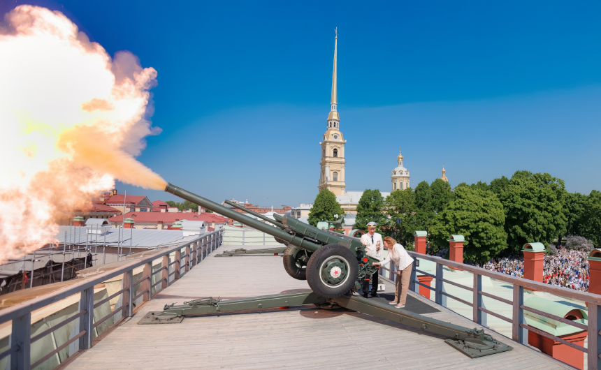 Полуденный выстрел из пушки Петропавловской крепости с честь Дня города произвела председатель Общественной палаты Санкт-Петербурга Ирина Соколова Полуденный выстрел из пушки Петропавловской крепости с честь Дня города произвела председатель Общественной палаты Санкт-Петербурга Ирина Соколова