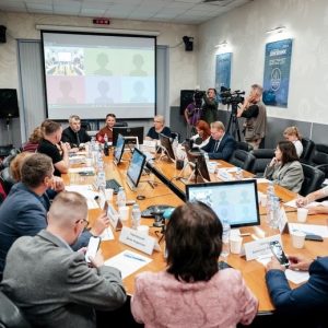Руководители и члены общественных палат двух регионов, работающие по вопросам информационной политики и взаимодействию со СМИ, впервые собрались на совместное заседание ради выработки актуальных алгоритмов сотрудничества медиаресурсов