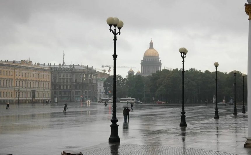 В Петербурге дождливо и ветрено В Петербурге дождливо и ветрено