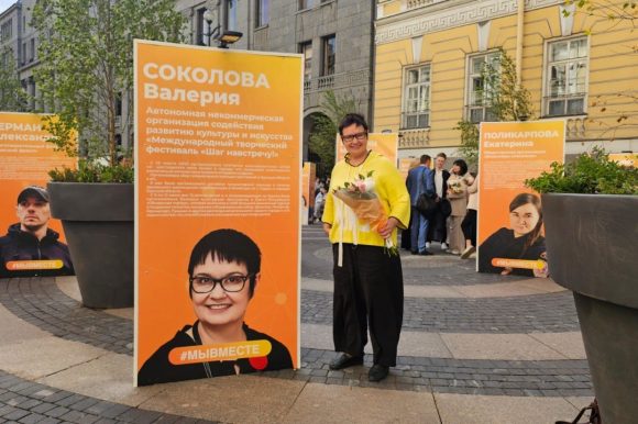 У арки Главного штаба открылась уличная фотовыставка, посвященная добровольцам акции взаимопомощи «Мы вместе»
