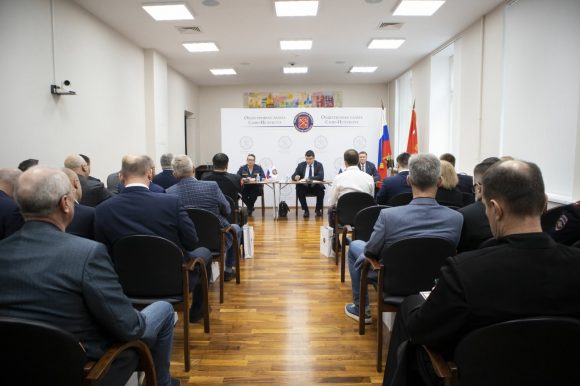 Членам седьмого созыва Общественной наблюдательной комиссии (ОНК) Санкт-Петербурга по общественному контролю за обеспечением прав человека в местах принудительного содержания и содействия лицам, находящимся в таких учреждениях вручили мандаты.