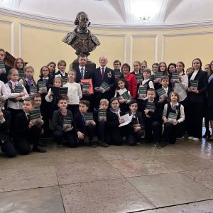 Заместитель председателя Общественной палаты Санкт-Петербурга Георгий Абелев поздравил учащихся Павловской гимназии с выпуском книги «Колыбель подвига»