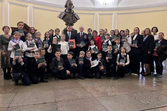 Заместитель председателя Общественной палаты Санкт-Петербурга Георгий Абелев поздравил учащихся Павловской гимназии с выпуском книги «Колыбель подвига» Заместитель председателя Общественной палаты Санкт-Петербурга Георгий Абелев поздравил учащихся Павловской гимназии с выпуском книги «Колыбель подвига»