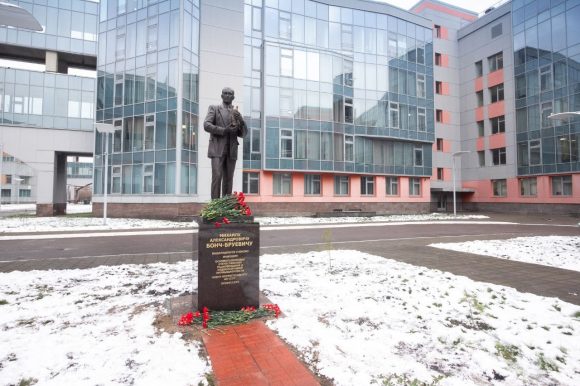 В СПбГУТ открыли памятник Михаилу Александровичу Бонч-Бруевичу