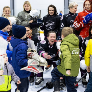 Хоккейный матч в честь Дня матери объединил спортсменок-любительниц