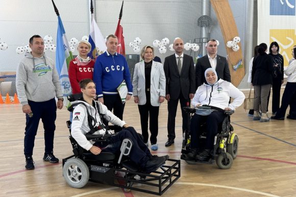 Алексей Зиновьев вручил физкультурно-спортивному клубу «Паралимпик» специализированные электроколяски для игры в футбол