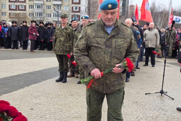 Александр Турков почтил память воинов-десантников 6-й роты в Парке Боевого братства