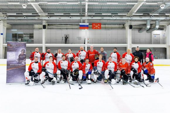 Спорт как профилактика выгорания: петербургские врачи вышли на лед в составе новой хоккейной команды «Мед Машина»