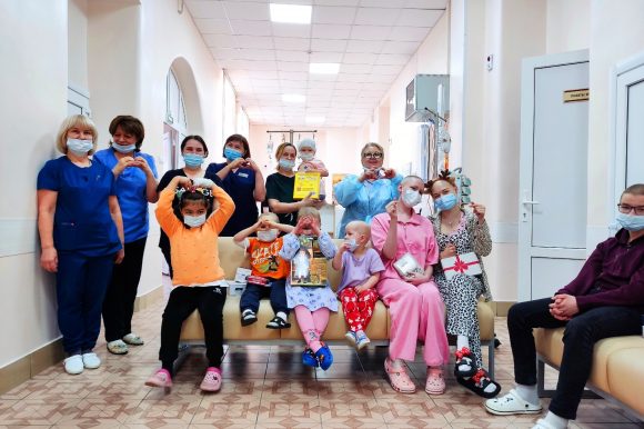 Волонтеры АНО «Анастасия» устроили праздник для маленьких пациентов онкогематологического отделения СПбГПМУ