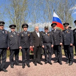На Невском пятачке молодые сотрудники транспортной полиции приняли присягу на верность служению России и Закону. Юрий Третьяков поздравил стражей правопорядка На Невском пятачке молодые сотрудники транспортной полиции приняли присягу на верность служению России и Закону. Юрий Третьяков поздравил стражей правопорядка