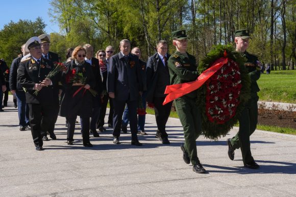 Члены Общественной палаты Санкт-Петербурга во главе с председателем Ириной Соколовой почтили память защитников Родины