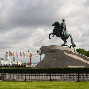 Председатель Общественной палаты Санкт-Петербурга Ирина Соколова возложила цветы к памятнику Петру I на Сенатской площади Председатель Общественной палаты Санкт-Петербурга Ирина Соколова возложила цветы к памятнику Петру I на Сенатской площади