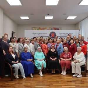 Заместитель председателя Комиссии по гражданскому, патриотическому воспитанию и делам ветеранов Общественной палаты Санкт-Петербурга Александр Турков наградил волонтеров проекта «Шьём Победу Питер» Заместитель председателя Комиссии по гражданскому, патриотическому воспитанию и делам ветеранов Общественной палаты Санкт-Петербурга Александр Турков наградил волонтеров проекта «Шьём Победу Питер»