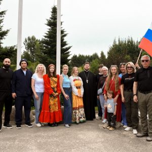 День Государственного флага члены семей участников СВО отметили в конно-спортивном клубе