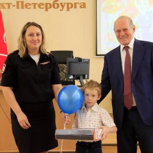 «Пусть гранит науки даётся легко»: Георгий Абелев поздравил детей сотрудников УМВД Красногвардейского района с Днём знаний